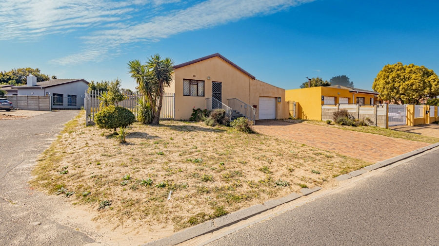 3 Bedroom Property for Sale in Loucharmante Western Cape